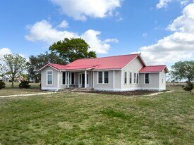 267 Bodemann Ln in Lockhart, TX - Building Photo