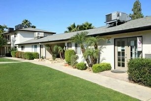 Venetian Luxury Apartments in Bakersfield, CA - Building Photo