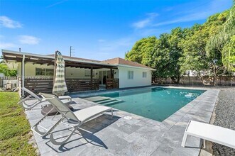 8121 SW 97th Ter in Miami, FL - Foto de edificio - Building Photo