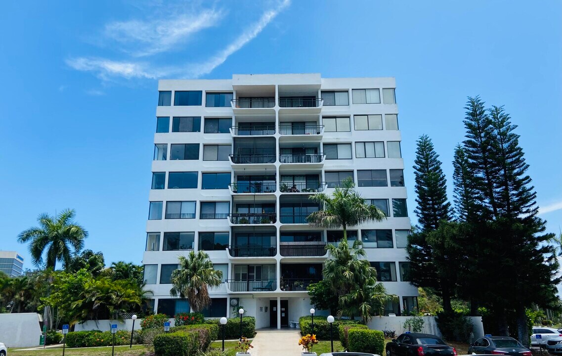 1500 Presidential Way in West Palm Beach, FL - Building Photo
