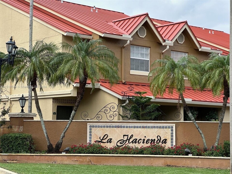 18328 NW 68th Ave-Unit -D-210 in Hialeah, FL - Building Photo