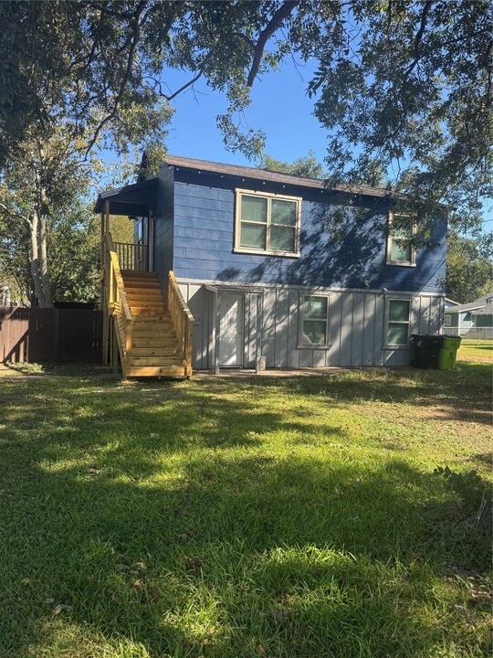 1747 5th St in Rosenberg, TX - Building Photo