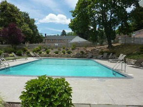 62 Heritage Hill Rd in New Canaan, CT - Foto de edificio - Building Photo