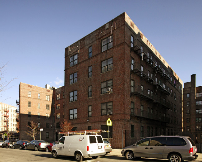 1730 Harrison Ave in Bronx, NY - Foto de edificio - Building Photo