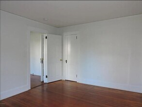 10 Highland Rd, Unit Lower in Greenwich, CT - Foto de edificio - Building Photo