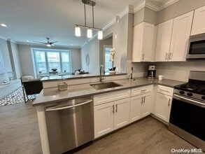 75 Circle Dr in Islip, NY - Building Photo - Building Photo