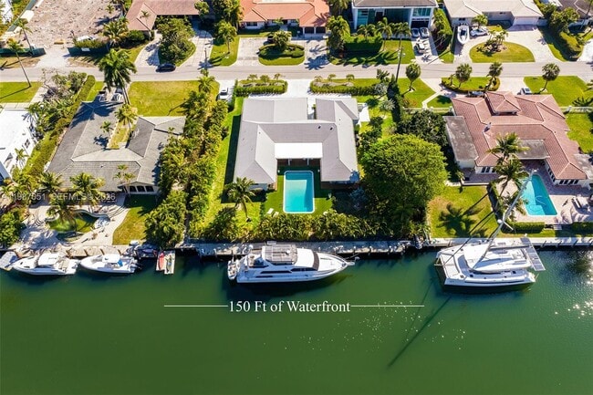 424 Alamanda Dr in Hallandale Beach, FL - Building Photo - Building Photo