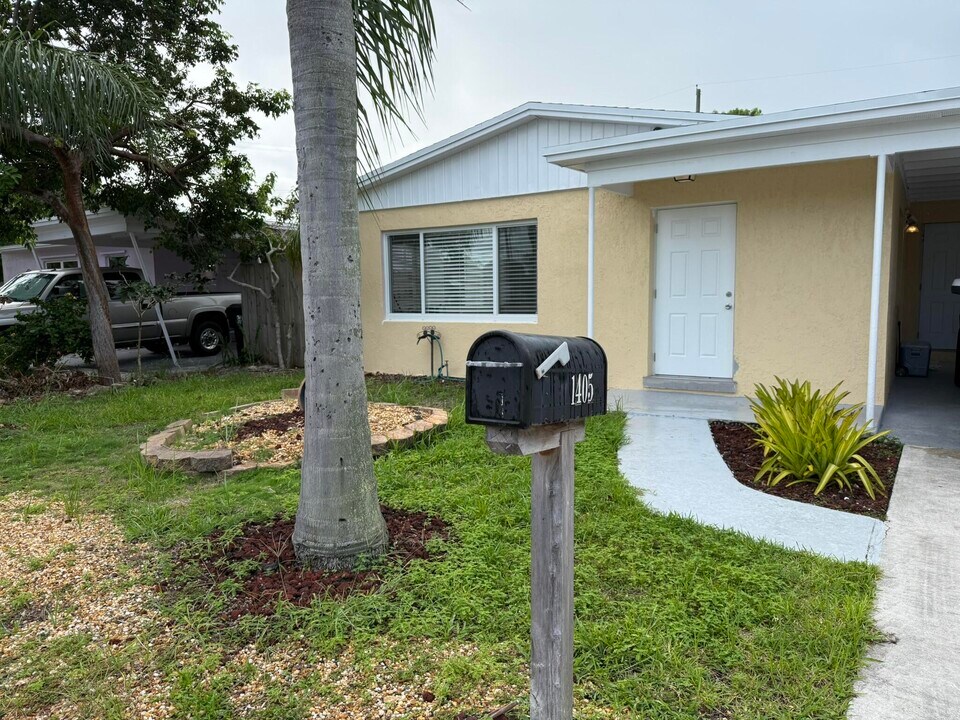 1405 N J Terrace in Lake Worth Beach, FL - Building Photo