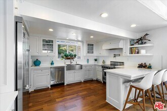 28242 Rey De Copas Ln in Malibu, CA - Building Photo - Building Photo