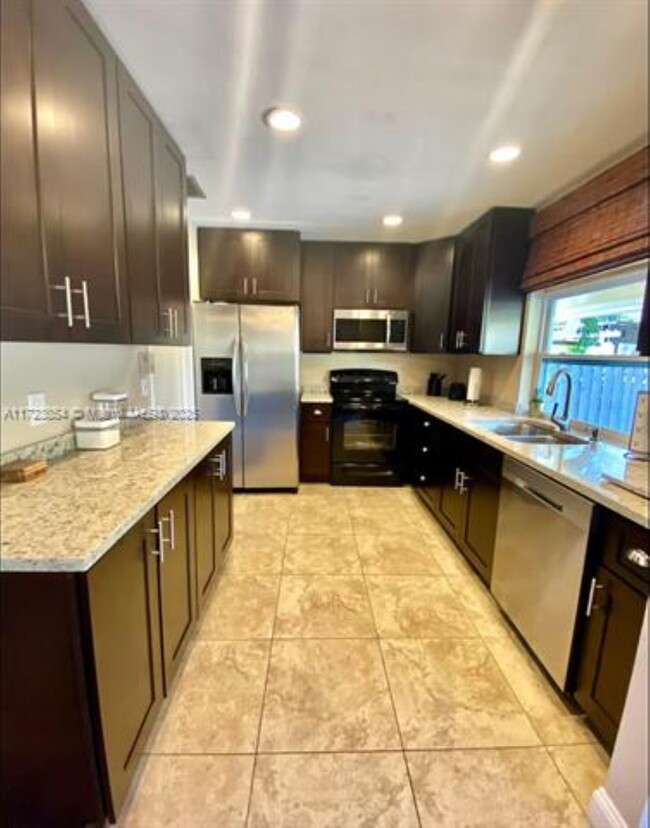 9321 NW 14th St in Pembroke Pines, FL - Foto de edificio - Building Photo