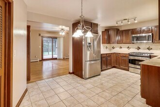 933 Garden Ln in Wheeling, IL - Building Photo - Building Photo