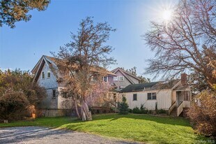 7 Jagger Ln in Westhampton, NY - Building Photo