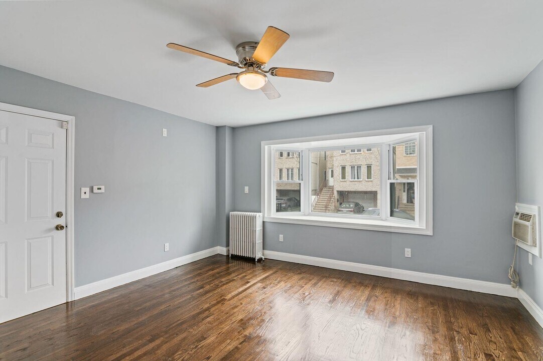211 New York Ave in Jersey City, NJ - Building Photo