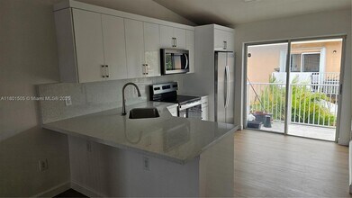 6851 W 36th Ave in Hialeah, FL - Building Photo - Building Photo