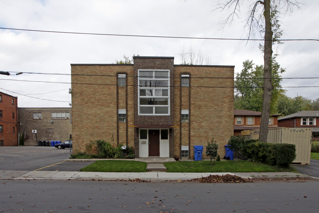 7 Elmwood Ave in Mississauga, ON - Building Photo