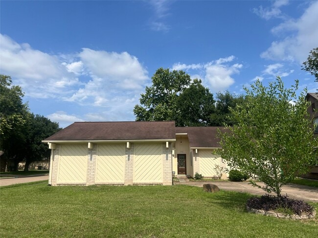 2134 Collingsfield Dr in Sugar Land, TX - Building Photo - Building Photo