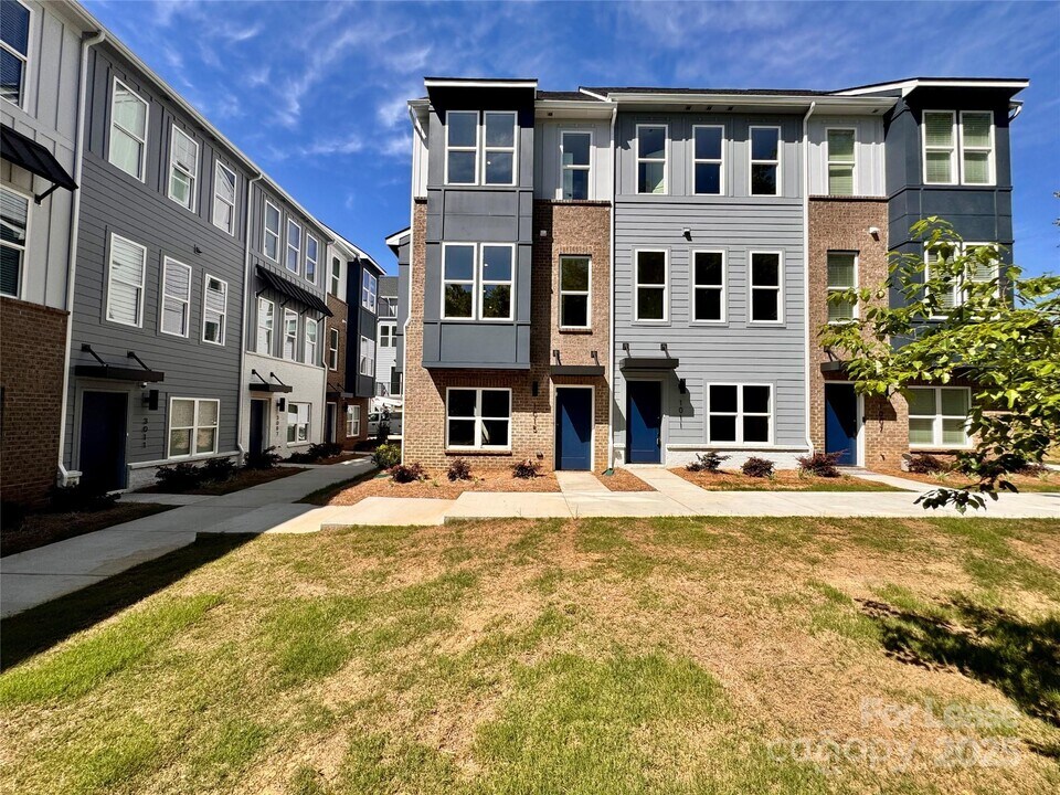 1015 Kokomo Ln in Charlotte, NC - Building Photo