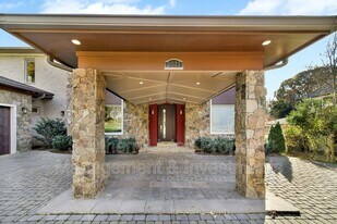 2011 Sharon Ave in Charlotte, NC - Building Photo