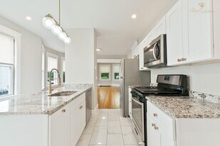 448-450 Pleasant Valley Pkwy in Providence, RI - Building Photo