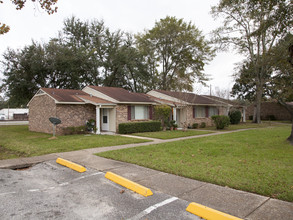 Village Oaks Apartments in Bay Minette, AL - Foto de edificio - Building Photo