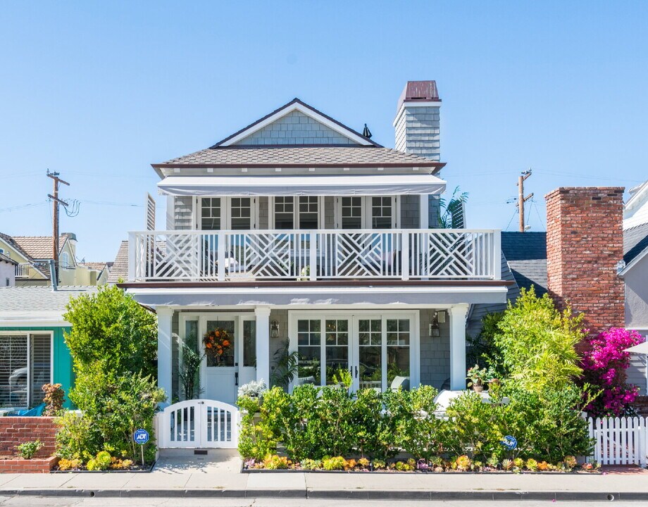 217 Coral Ave in Newport Beach, CA - Building Photo