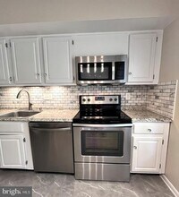 10704 Muirfield Dr in Potomac, MD - Building Photo - Building Photo