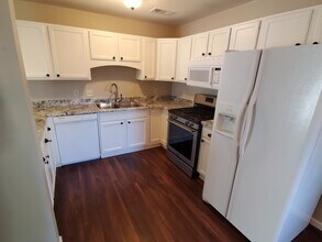 956 Roseland Dr, Unit 2 in Kewaskum, WI - Building Photo - Building Photo