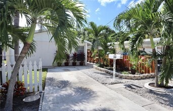 2490 NE 184th St in North Miami Beach, FL - Building Photo - Building Photo