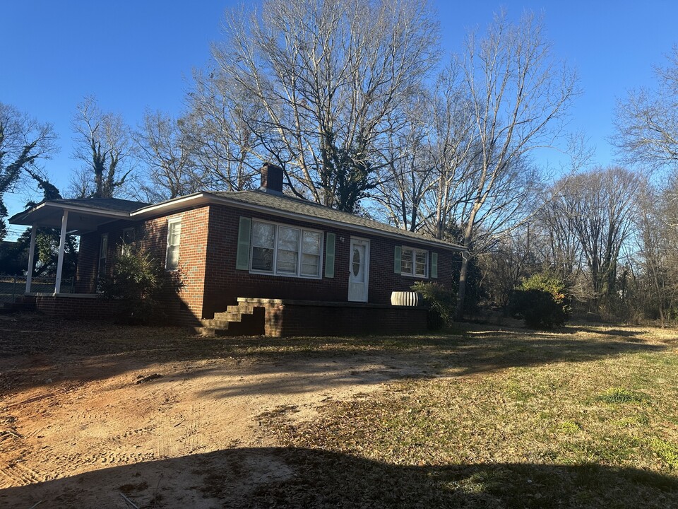 157 Hampton St in Wellford, SC - Building Photo