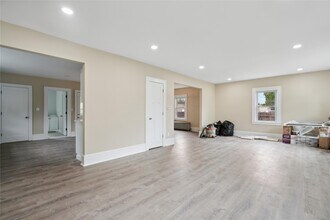 1030 Glen Cove Ave in Glen Head, NY - Building Photo - Building Photo