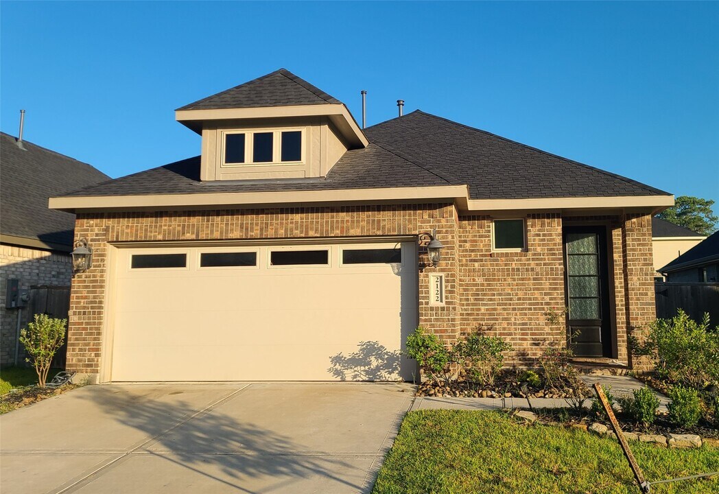 2122 Rosewood Pnes Ln in Pinehurst, TX - Building Photo