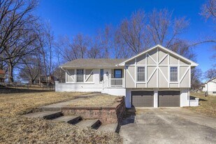 902 Kingston Ct in Liberty, MO - Building Photo