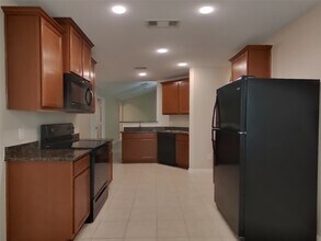 805 Painted Bison Dr in La Marque, TX - Building Photo - Building Photo