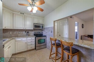 701 Lori Dr in Palm Springs, FL - Building Photo