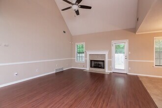 8018 Jills Creek Dr in Bartlett, TN - Foto de edificio - Building Photo