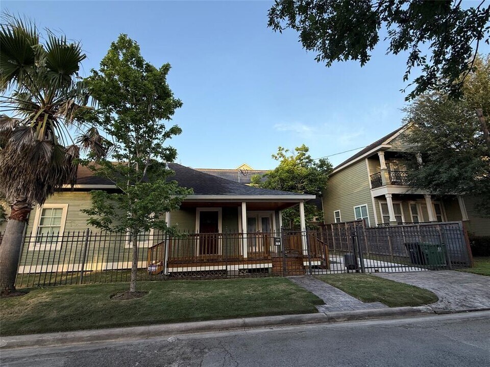 2626 Columbia St in Houston, TX - Building Photo