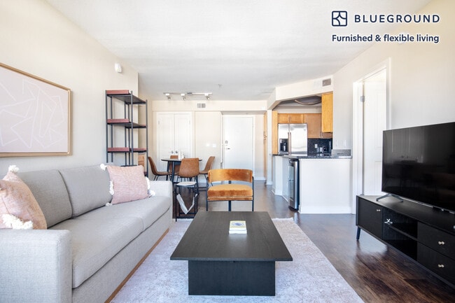 7660 Beverly Blvd in Los Angeles, CA - Building Photo - Building Photo