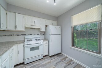 1612 Woodbridge Commons Way in Iselin, NJ - Building Photo - Building Photo