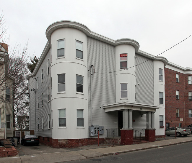 208 Linden St in Everett, MA - Building Photo - Building Photo