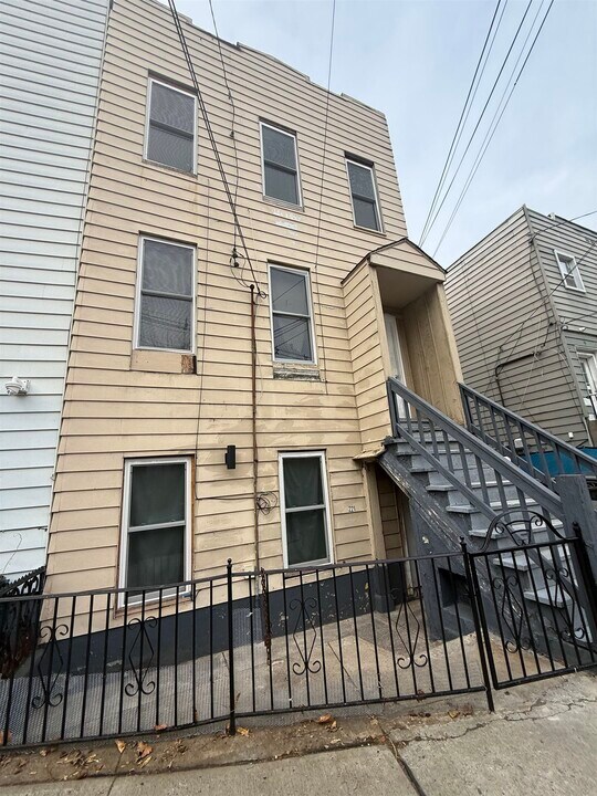 221 Summit Ave in Jersey City, NJ - Building Photo