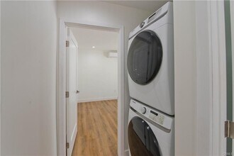 6962 Shoshone Ave in Van Nuys, CA - Building Photo - Building Photo