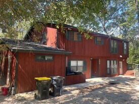 302 Somerset in Montgomery, TX - Building Photo