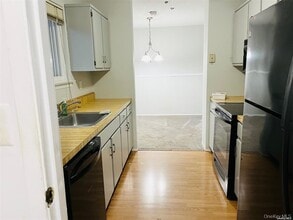 219 Springmeadow Dr in Holbrook, NY - Foto de edificio - Building Photo