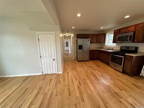 98 Cortelyou St in Islip, NY - Building Photo - Building Photo