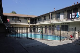 441-455 N Orange Ave in La Puente, CA - Building Photo - Building Photo