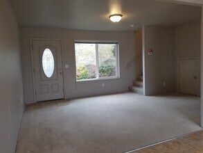 445-449 NE West Ave in Roseburg, OR - Building Photo - Building Photo