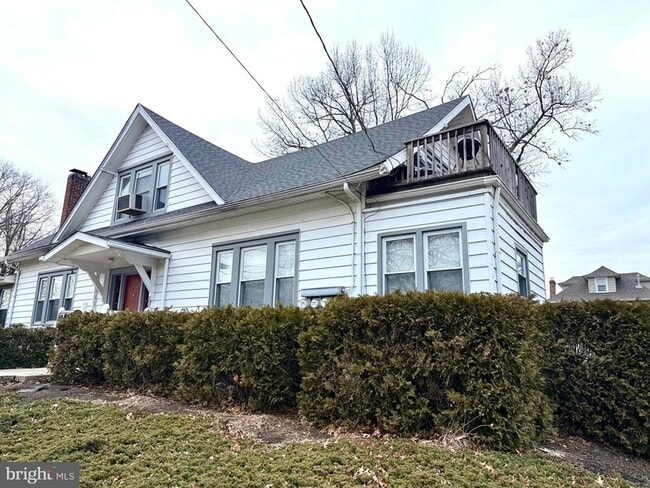 3330 E Hollywood Cir in Pennsauken, NJ - Building Photo - Building Photo