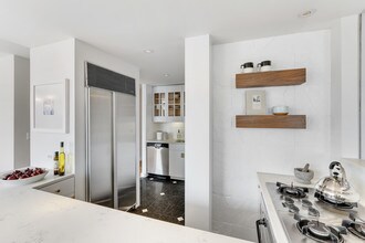 330 E 75th St in New York, NY - Foto de edificio - Building Photo