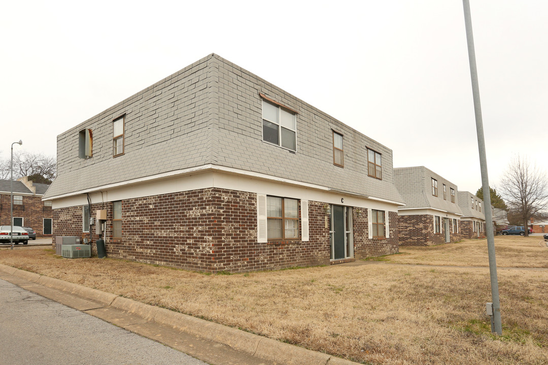 Twin Sixes Apartments in Fort Smith, AR - Building Photo