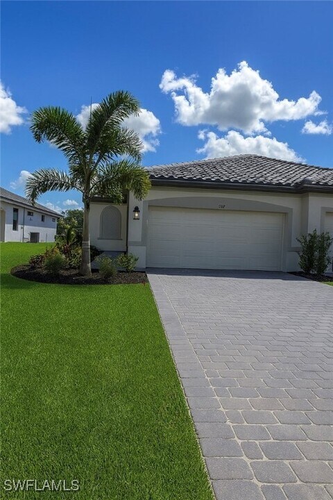 19629 Hinkley Dr in Estero, FL - Building Photo